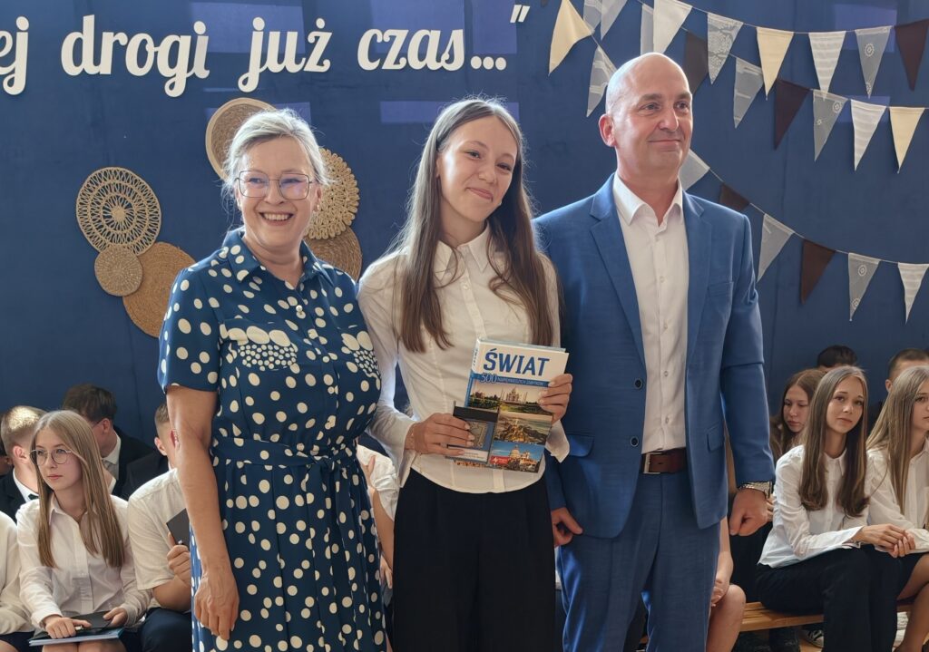 Uroczystość zakończenia szkoły przez klasy ósme Uroczystość zakończenia szkoły przez klasy ósme